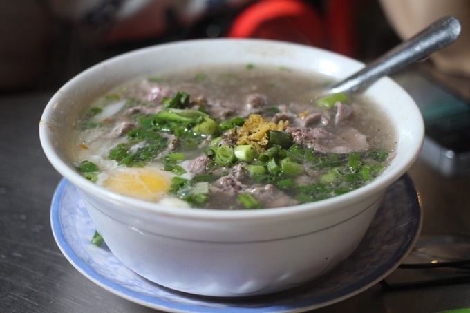 Phở Hớn Hưng - ngã sáu Nguyễn Tri Phương, quận 10 (15h 30 - 24h) Khiến thực khách xiêu lòng bởi nước lèo đậm đà, bò viên to dai, tiệm phở hơn 50 năm tuổi này là lựa chọn không tồi vào những buổi tối muộn ở Sài Gòn, đặc biệt vào đêm mưa. Thêm một trứng chần vào tô phở bốc khói nghi ngút, kết hợp với thịt bò mềm sẽ làm bạn ấm bụng ngay lập tức. Giá một tô khoảng 40.000 - 70.000 đồng. Phở Hớn Hưng - ngã sáu Nguyễn Tri Phương, quận 10 (15h 30 - 24h) Khiến thực khách xiêu lòng bởi nước lèo đậm đà, bò viên to dai, tiệm phở hơn 50 năm tuổi này là lựa chọn không tồi vào những buổi tối muộn ở Sài Gòn, đặc biệt vào đêm mưa. Thêm một trứng chần vào tô phở bốc khói nghi ngút, kết hợp với thịt bò mềm sẽ làm bạn ấm bụng ngay lập tức. Giá một tô khoảng 40.000 - 70.000 đồng.