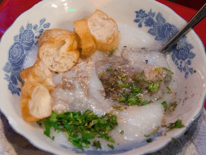 Cháo sườn - chợ Tân Định (17h - 23h30) Nếu giữa đêm thèm chén cháo nóng hổi thơm mùi tiêu, hột vịt bắc thảo ngậy cùng miếng sườn mềm có thể nhai cả sụn thì bạn chỉ việc phi xe thẳng đến đường Hai Bà Trưng, đoạn gần chợ Tân Định. Bạn sẽ bắt gặp vài gánh cháo lề đường vẫn kiên nhẫn ngồi chờ khách đến khuya. Một phần cháo chỉ tầm 15.000 - 25.000 đồng, thêm bánh quẩy hay hột vịt hết khoảng 35.000 đồng, đủ để làm dịu bao tử của bạn ngay tức khắc. Cháo sườn - chợ Tân Định (17h - 23h30) Nếu giữa đêm thèm chén cháo nóng hổi thơm mùi tiêu, hột vịt bắc thảo ngậy cùng miếng sườn mềm có thể nhai cả sụn thì bạn chỉ việc phi xe thẳng đến đường Hai Bà Trưng, đoạn gần chợ Tân Định. Bạn sẽ bắt gặp vài gánh cháo lề đường vẫn kiên nhẫn ngồi chờ khách đến khuya. Một phần cháo chỉ tầm 15.000 - 25.000 đồng, thêm bánh quẩy hay hột vịt hết khoảng 35.000 đồng, đủ để làm dịu bao tử của bạn ngay tức khắc.