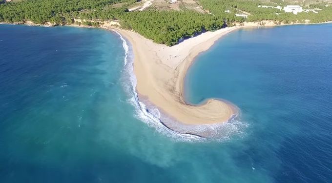 Zlatni Rat là bãi biển nổi tiếng trên thế giới, với khả năng có thể thay đổi hình dạng khi có gió mạnh. Trong cùng một ngày, hình dáng bãi biển có thể thay đổi khác nhau, lúc thì giống chiếc mũi, khi thì giống chiếc lưỡi, khi lại giống hình móc câu. Ảnh: Croatiaweek.