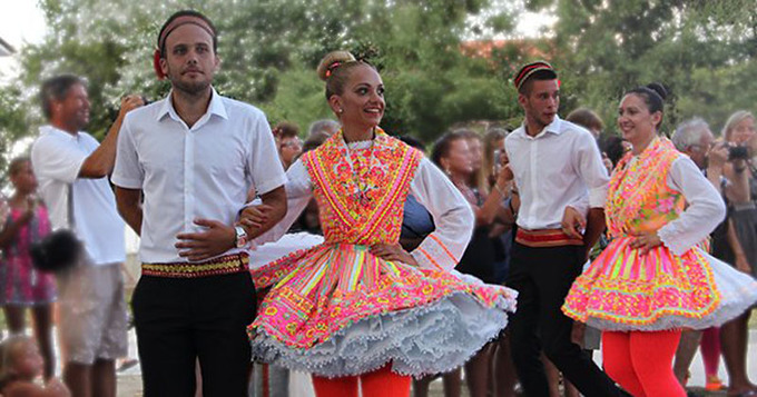 Phụ nữ trên đảo Susak ở Croatia mặc váy truyền thống ngắn nhất so với các trang phục tương tự ở châu Âu. Ảnh: Steemit.