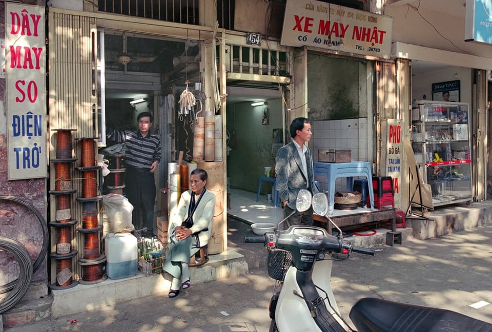 Cửa hàng điện tử 154 Hàng Bông, 2000: Năm 2000 đánh dấu sự chuyển mình của Hà Nội sang một kỷ nguyên mới.  Các bức ảnh trong sách không được tác giả sắp xếp theo trình tự thời gian.  Cả cuốn sách gồm 200 bức ảnh về đường phố và con người Hà Nội trong 30 năm đổi thay.
