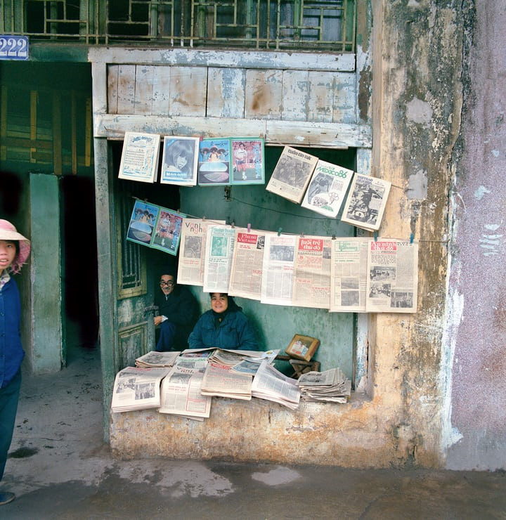 22 Hàng Bông, 1986: Những năm 80 của thế kỷ trước, không khó để tìm thấy một sạp báo trong khu phố cổ Hà Nội.  Vào thời điểm đó, báo in và báo phát thanh là những phương tiện thông tin chính của công chúng.