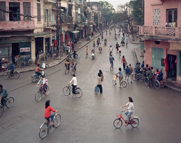 Quang cảnh phố Hàng Gai, năm 1988: Cuối những năm 80, phương tiện đi lại chủ yếu của người dân là xe đạp.  Phải một người gắn bó lâu năm với Hà Nội từ những ngày sau chiến tranh mới nhận ra đây là phố Hàng Gai yên bình một thời trái ngược với phố Hàng Gai nhộn nhịp, sầm uất ngày nay.