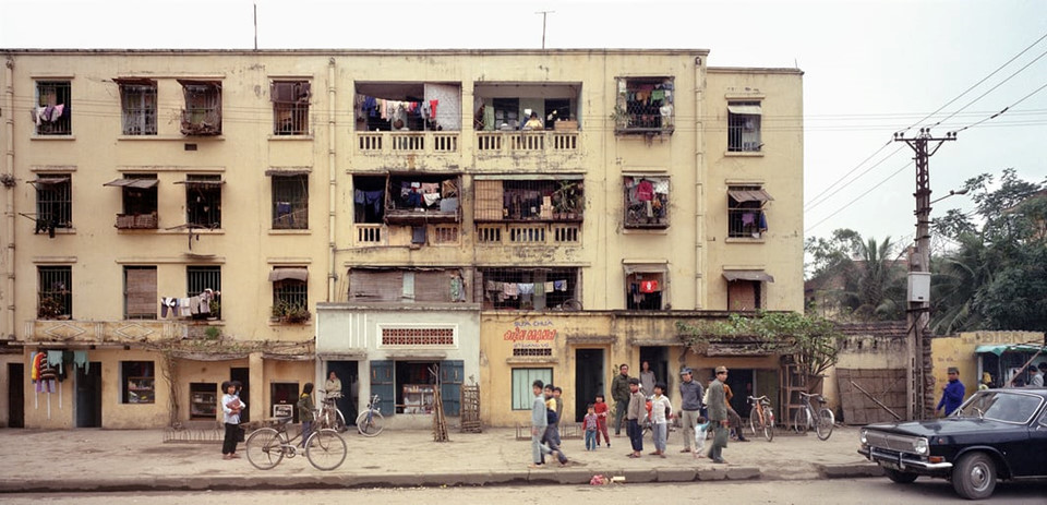 Một khu tập thể, ảnh chụp năm 1988: Những khu tập thể cũ sơn màu vàng là một trong những hình ảnh tiêu biểu khi người ta nhớ về Hà Nội xưa.  Hơn 30 năm qua, hầu hết các khu dân cư xuống cấp đã giải thể, chỉ còn lại một số tuyến phố như Giảng Võ, Nguyễn Trãi, Thành Công ...