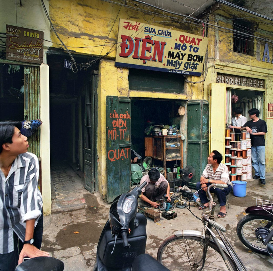 103 Hàng Bông, 1995: Những tấm biển kiểu retro như thế này dường như không còn xuất hiện trên những con phố cổ nữa.  Nhưng những ngôi nhà có lối vào sâu vẫn là một phần không thể thiếu của khu phố cổ Hà Nội.