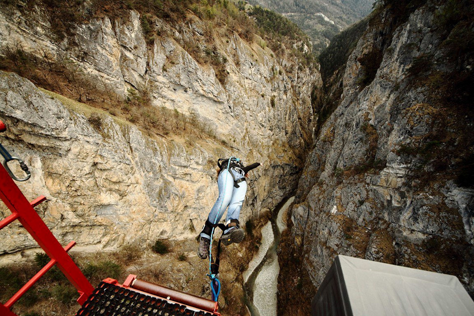Cầu Niouc, Thụy Sĩ: Thụy Sĩ được biết đến với phong cảnh đầy cảm hứng, điểm đến tuần trăng mật phổ biến nhưng nơi này cũng ẩn chứa ám ảnh cho những người kiếm tìm sự mạo hiểm. Tại cầu Niouc, cây cầu treo cao nhất thế giới, bạn run rẩy bước đi trên cầu, sau đó bị trói chân bằng dây cáp và lao xuống dòng sông Navizence từ khoảng cách 190 m. Quả là một trải nghiệm không hề dễ dàng cho những người yếu tim. Ảnh: S-media-cache-ak0.pinimg.com.