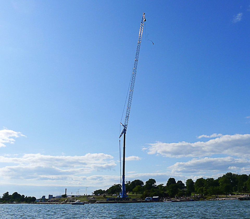 Kaivopuisto (Sky Breakers), Helsinki, Phần Lan: Người Phần Lan được biết đến với sự can đảm và liều mạng. Bục nhảy bungee cao 150 m trên bãi biển Kaivopuisto chứng minh cho điều đó. Được tổ chức như một sự kiện truyền thống từ tháng 7-8, du khách nhảy bungee ở Sky Breakers sẽ có tầm nhìn ra TP Helsinki và trải nghiệm nhảy không thể quên. Với tốc độ tăng trong một bước nhảy khoảng 120 km/h và đợt phục hồi đầu tiên kéo lên trên khoảng 80 km/h, bạn có thể tận hưởng sự tự do với trò chơi hấp dẫn này. Ảnh: Wikimedia.