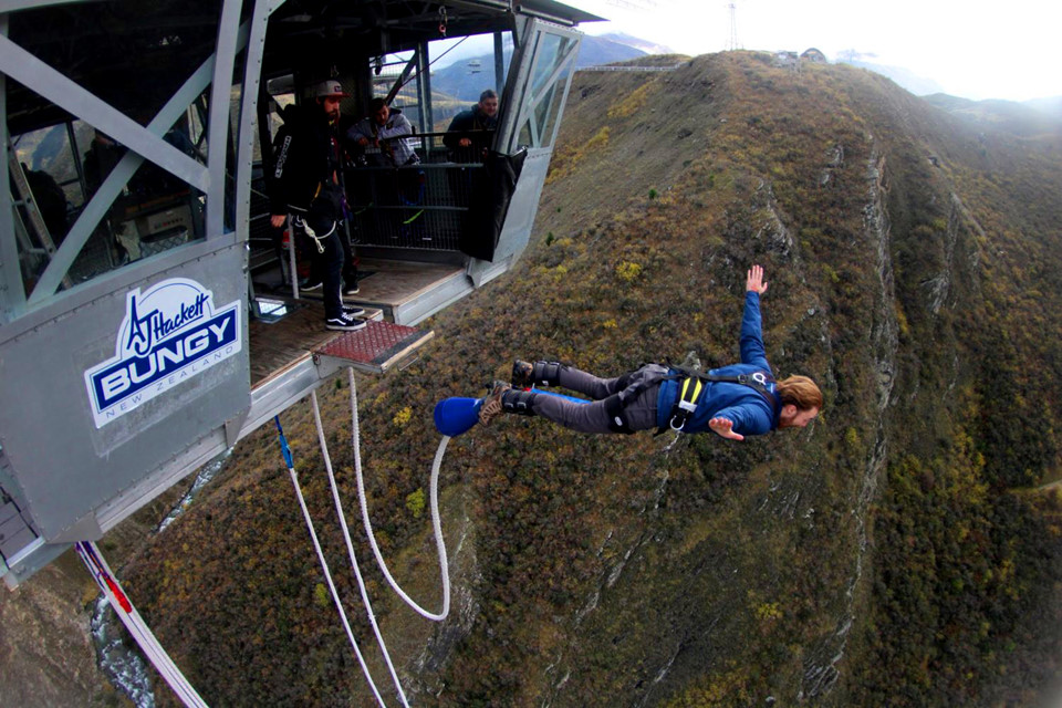 Nevis Highwire Bungy, Queenstown, New Zealand: New Zealand là thiên đường cho những người đam mê nhảy bungee. Nằm ngay trên sông Nevis, với độ cao 134 m, Nevis Highwire Bungy là điểm nhảy bungee cao nhất ở New Zealand. Bạn sẽ có khoảng 8,5 giây rơi tự do trong thung lũng Nevis xinh đẹp kết hợp hoàn hảo giữa thiên nhiên hoang dã và vẻ đẹp bình dị. Ảnh: I.ytimg.com. 8 dia diem nhay bungee mao hiem nhat the gioi hinh anh 128 dia diem nhay bungee mao hiem nhat the gioi hinh anh 138 