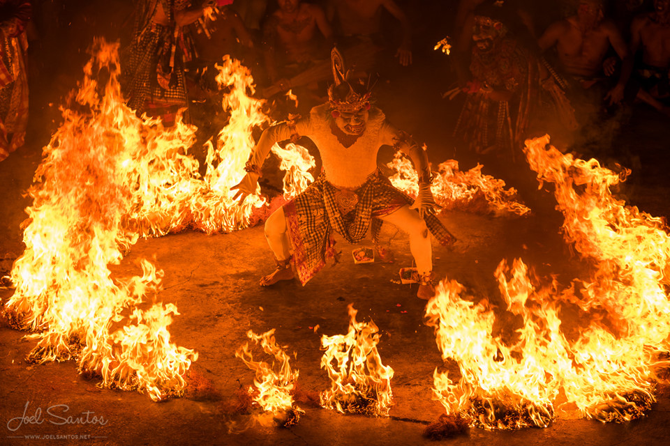 4. Xem điệu múa nhảy lửa tại Uluwatu: Điệu múa truyền thống nhảy lửa đặc sắc có thể được trình diễn ở mọi nơi, song không có địa điểm nào tuyệt vời hơn cho bạn trải nghiệm này bằng ngôi đền trên đỉnh vách đá cổ Uluwatu, thuộc bán đảo Bukit phía Nam Bali. Ảnh: Joelsantos.net.