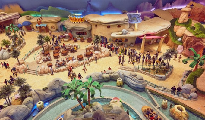 Trên ảnh là khu vực được thiết kế mô phỏng lại Bedrock, thị trấn tưởng tượng nơi các nhân vật trong phim hoạt hình Flintstones sinh sống.