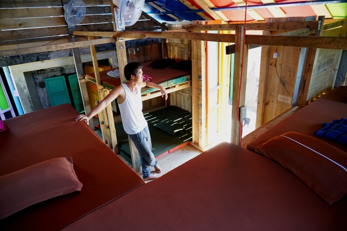 Bên trong nhà sàn, anh Sâm bố trí phòng ngủ theo mô hình Dorm, giường hai tầng. Với giá hơn 100.000 đồng mỗi người, đây là lựa chọn cho các sinh viên du lịch bụi theo nhóm.