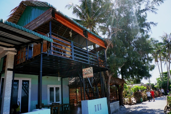 Homestay XaLaBin của gia đình bà Liên gây ấn tượng khi nằm ở trên cao. Khung nhà bằng kim loại sơn màu đen, với mái nhà kết hợp giữa tôn và lá dừa.