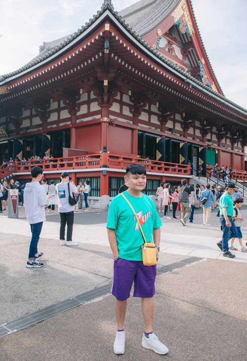 Chùa Asakusa Kannon được xem là ngôi chùa cổ kính và linh thiêng bậc nhất ở Tokyo được xây dựng để phụng thờ Quán Thế Âm Bồ Tát vào thế kỷ thứ VII và nhiều lần trùng tu, sửa chữa để có được dáng vẻ uy nghi như ngày nay. Chùa còn được biết đến với tên khác là chùa Sensoji.