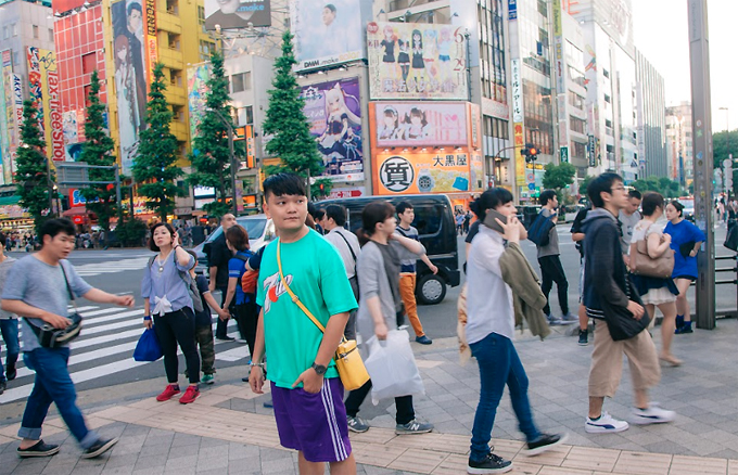Phố Akihabara là khu phố chuyên về các mặt hàng điện tử hàng đầu thế giới với nhiều mặt hàng khác nhau từ điện thoại di dộng cho đến các mặt hàng gia dụng. Nhiều cửa hàng có nhân viên là người Việt Nam nên dễ dàng hơn cho việc lựa chọn. Khi mua hàng ở Nhật Bản bạn sẽ được giảm giá rất nhiều khi là khách du lịch.