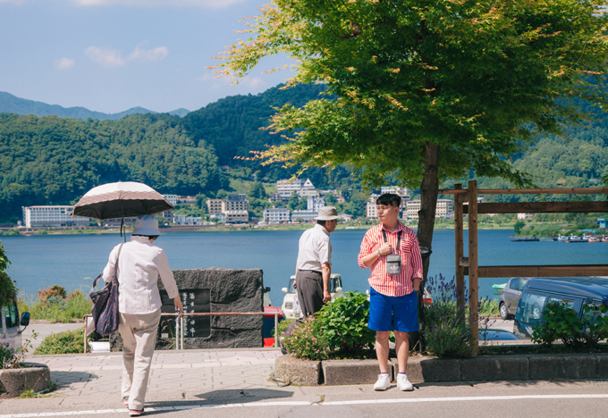 Công viên Oishi nằm ở bờ bắc của Hồ Kawaguchi. Từ công viên, có thể nhìn toàn cảnh Hồ Kawaguchi và núi Phú Sĩ tuyệt đẹp. Công viên có con đường đi dạo trồng nhiều loài hoa đẹp với tổng chiều dài 350 m. Từ cuối tháng 6 đến cuối tháng 7 là thời điểm khoe sắc của cánh đồng hoa lavender với những cánh hoa tím lãng mạn.