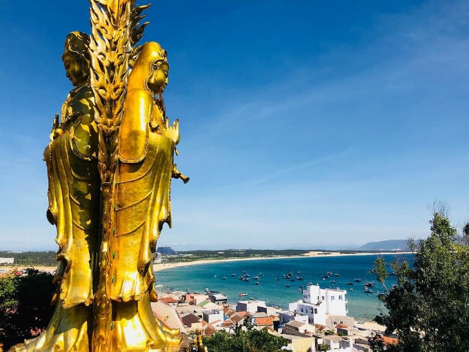 Pho tượng Phật đôi hướng ra biển Quy Nhơn trong xanh - một cảnh tượng vừa bình yên vừa kỳ vĩ. Ảnh: anjeilo