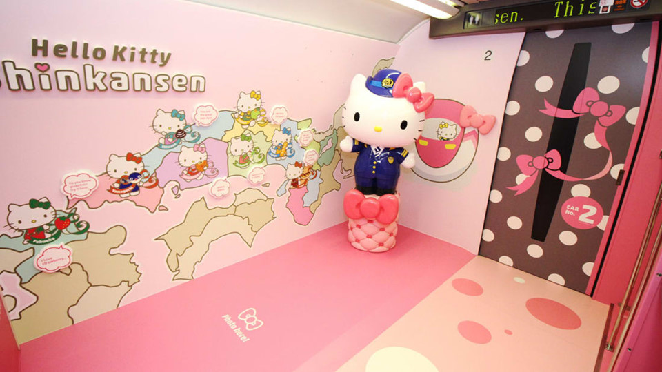 Ngoài ra còn có photo booth cho những tín đồ sống ảo cùng chú mèo nổi tiếng này. Ngoài âm báo tàu thông thường của tàu Shinkansen, đoàn tàu Hello Kitty âm báo riêng - nhạc phim chủ đề - mỗi khi tàu vào bến.
