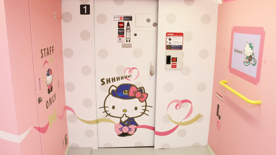 Hello Kitty là nhân vật hư cấu của công ty Sanrio, ra đời từ năm 1974. Chú mèo được sáng tạo bởi Yuko Shimizu và thiết kế lại bởi Yuko Yamaguchi.