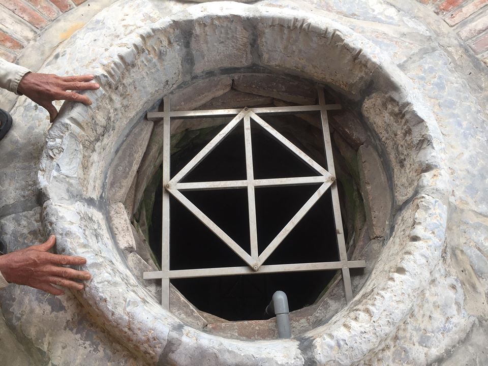 Chiếc giếng cổ này nằm trong khuôn viên của một gia đình trong thôn Tam Kỳ
