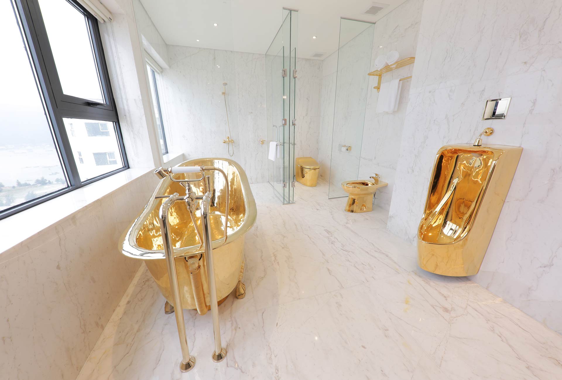 Nội thất nhà vệ sinh được dát vàng 24K toàn bộ