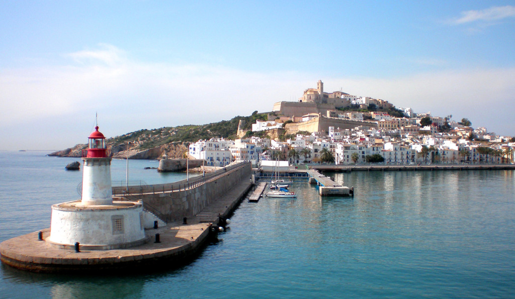 Cách bờ biển Valencia khoảng 79 km, Ibiza thuộc quần đảo Baleares, một cộng đồng tự trị của Tây Ban Nha có diện tích tương đối nhỏ, nhưng lại là hòn đảo du lịch nổi tiếng với bờ biển đẹp, các quán bar, tiệc tùng thâu đêm suốt sáng. Ibiza từng được giới EDM (nhạc điện tử) nhắc đến trong bài hát "I took a pill in Ibiza" như một điểm ăn chơi trác táng.
