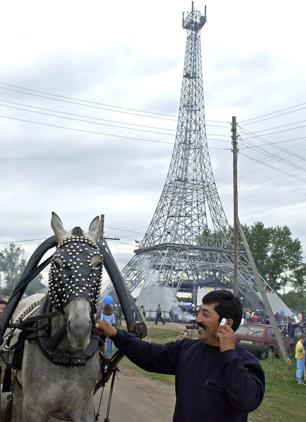  Bản sao của tháp Eiffel có tỷ lệ 1/6 so với nguyên gốc nằm ở Parizh (Nga). Được xây dựng vào năm 2005, ngọn tháp 50 m này không chỉ mang đến cho người dân Parizh âm hưởng về thành phố Paris hoa lệ mà còn rất hữu ích khi trở thành cột thu phát sóng điện thoại.