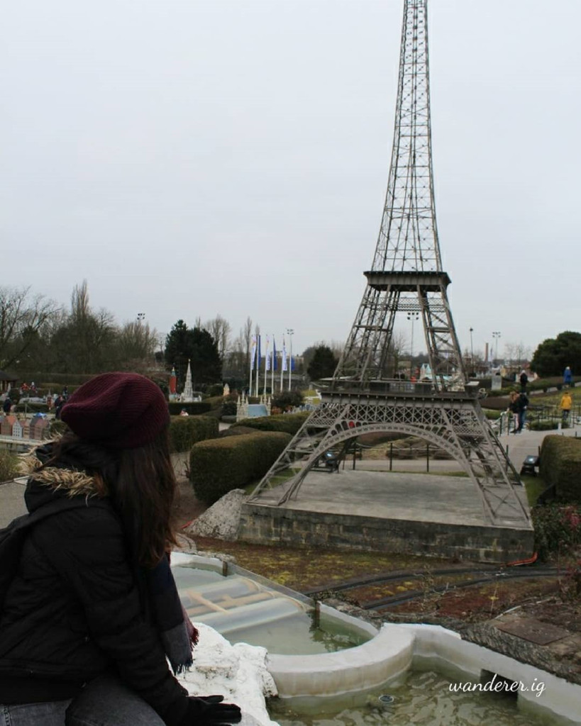 Phiên bản mô phỏng tháp Eiffel tại Brussel (Bỉ) khá khiêm tốn với chiều cao 13 m, bằng 1/25 bản gốc. Ngọn tháp này nằm trong công viên Mini Europe. Tại đây, bên cạnh tháp Eiffel thu nhỏ, người ta còn xây dựng rất nhiều công trình mô phỏng tháp nghiêng Pisa, bức tường Berlin, tháp đồng hồ Big Ben… Ảnh: @villarreal.dc, @@wanderer.ig.