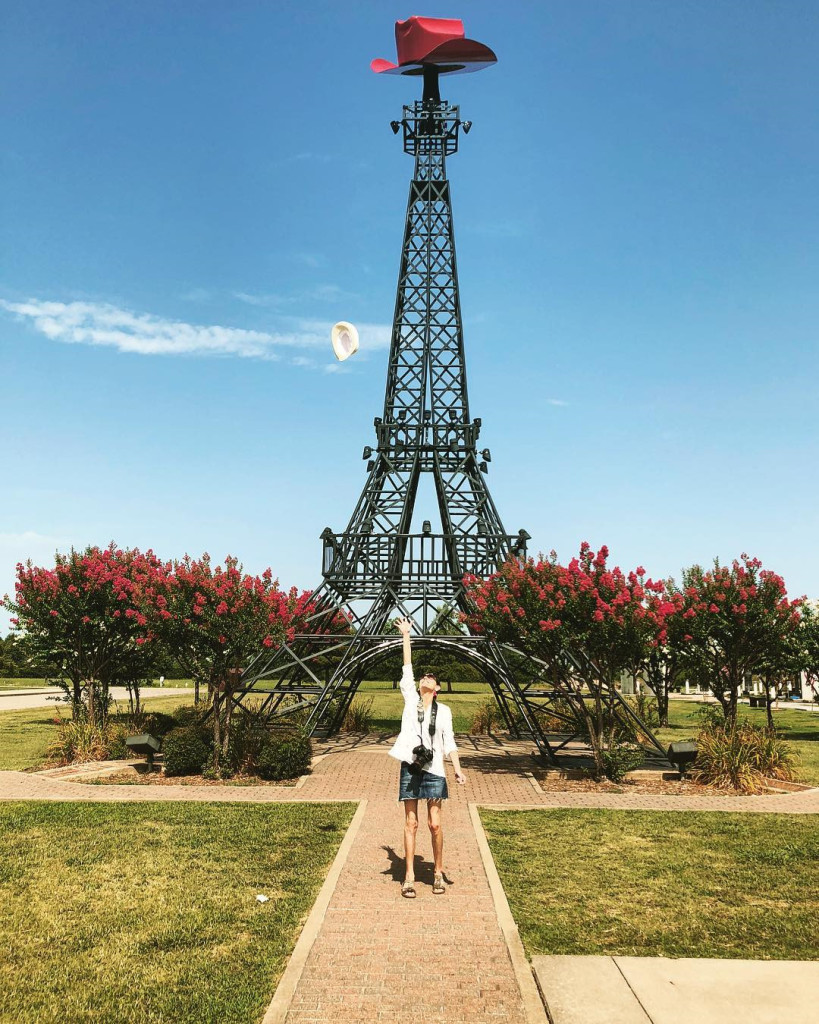  Bản sao tháp Eiffel ở Texas (Mỹ) làm theo tỷ lệ 1/16, đặt tại trung tâm hành chính của thị trấn. Tháp được hoàn thành vào năm 1993 với chiều cao 20 m. Điểm độc đáo của phiên bản Eiffel ở Texas là ngọn tháp được “đội” thêm một chiếc mũ cao bồi màu đỏ, mang đậm màu sắc miền tây đất Mỹ. Ảnh: @lost_in_the_usa, @darrellrunfast.