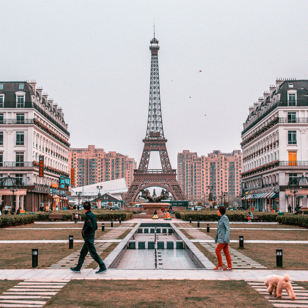 Phiên bản nhái tháp Eiffel của Trung Quốc nằm ở Thiên Đô Thành, Hàng Châu. Không chỉ có tháp Eiffel, nơi đây còn được đầu tư xây dựng như một thành phố Paris thu nhỏ đầy hoa lệ với những tòa nhà kiến trúc châu Âu dọc theo các đại lộ. Tuy nhiên, theo thời gian, khu vực này dần bị bỏ hoang và trở thành một “thành phố ma”. Ảnh: @timbinnion, @mikelyao.