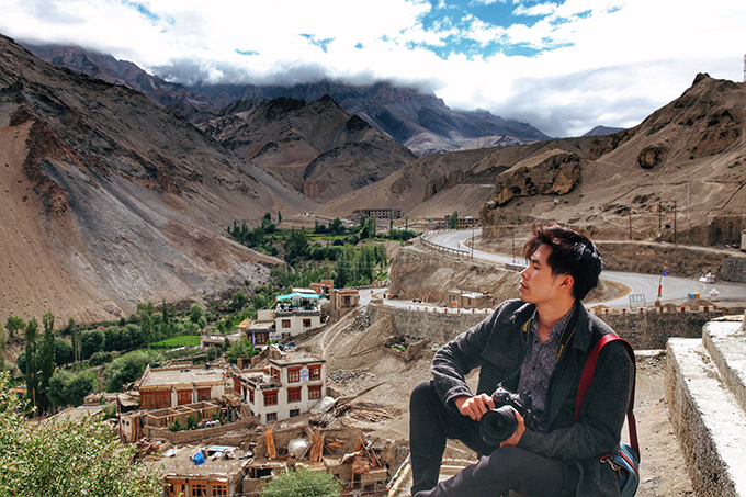 Nếu người dân Ấn Độ được hỏi về vùng đất được cho là đẹp, quyến rũ và đầy bí ẩn ở đất nước mình thì chắc hẳn câu trả lời sẽ là Ladakh, nơi được mệnh danh là "tiểu Tây Tạng của Ấn Độ". Không chỉ với du khách nước ngoài, hàng ngày, một lượng lớn khách du lịch địa phương vẫn đổ về Ladakh từ nhiều nơi, chỉ với mục đích là chiêm ngưỡng và khám phá vùng đất vô tận này.