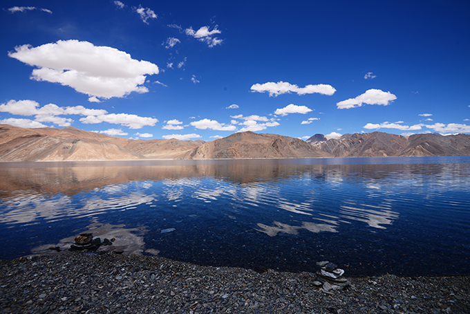 Ladakh là vùng đất nằm rìa Tây Tạng, thuộc bang Jammu và Kashmir, Ấn Độ. Với khí hậu trong lành và vẻ đẹp nguyên sơ, Ladakh thu hút du khách bởi bầu trời trong xanh, núi băng trắng cùng những cảnh sắc rất đặc biệt, dưới chân núi thời tiết có hơi nóng nực, nhưng sau chưa đến một tiếng đi xe, thì nhiệt độ đã thay đổi chóng mặt, đỉnh núi phủ đầy tuyết.