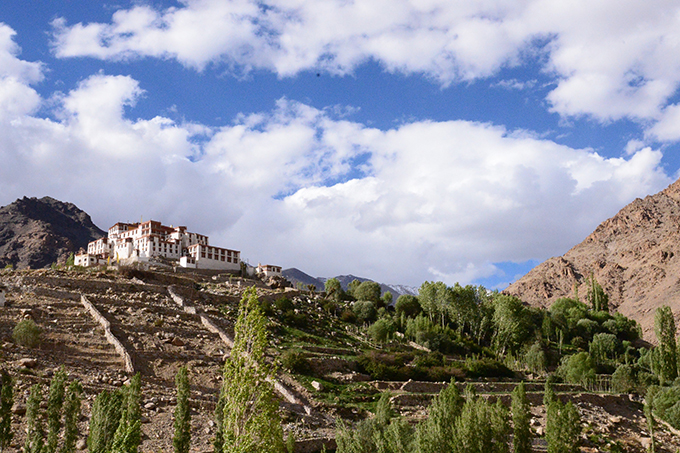 Tại Leh, du khách sẽ được tham quan các tu viện lớn, nổi tiếng với sự linh thiêng, mang vẻ đẹp lịch sử cùng các giá trị tâm linh. Bạn không chỉ bồi hồi trước khung cảnh thiên nhiên mà còn cảm nhận được nét đẹp văn hoá được lưu lại. Ladakh cũng được biết như là "vùng đất của Gompas (tu viện)". Trong lịch sử, khu vực này là của người gốc Tây Tạng và có rất nhiều tu viện Phật giáo.