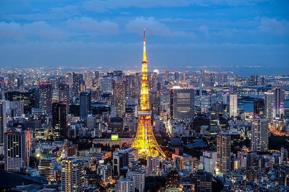 “Tokyo thông thường không phải là một thành phố dành cho những du khách có ngân sách hạn hẹp. Tất cả khách sạn, nhà hàng và giao thông trong thành phố đều đắt đỏ” - Jonathan Alder, đứng đầu một công ty du lịch và cũng là chuyên gia về Tokyo cho hay. “Tuy nhiên vẫn có cách để bạn tận hưởng Tokyo với ngân sách hạn chế của mình”.