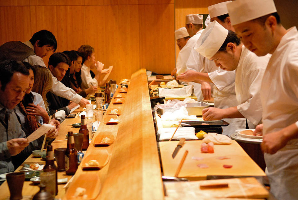 Chi tiêu ăn uống hợp lý: Những du khách yêu ẩm thực nên dành một phần ngân sách cho bữa ăn sang trọng và xứng đáng ở Tokyo. Với món sushi và teppanyaki, quán Sushi Bar Yasuda và GO ở khách sạn Hoàng Cung (Palace Hotel) sẽ là lựa chọn phù hợp.