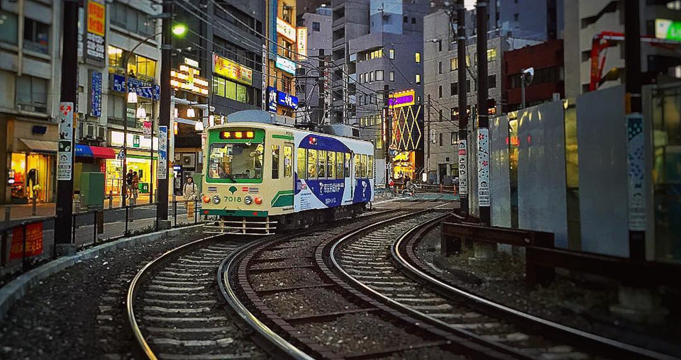 Sử dụng phương tiện công cộng: Tàu điện ngầm là phương tiện nhanh nhất và rẻ nhất để dạo quanh thành Tokyo và đến mọi vùng miền, điểm du lịch của thành phố. Giá cho chuyến đầu tiên của tàu điện ngầm là 30.000 đồng và số tiền còn lại phụ thuộc vào bạn đi bao nhiêu nơi. Ảnh: @fernandogoya.