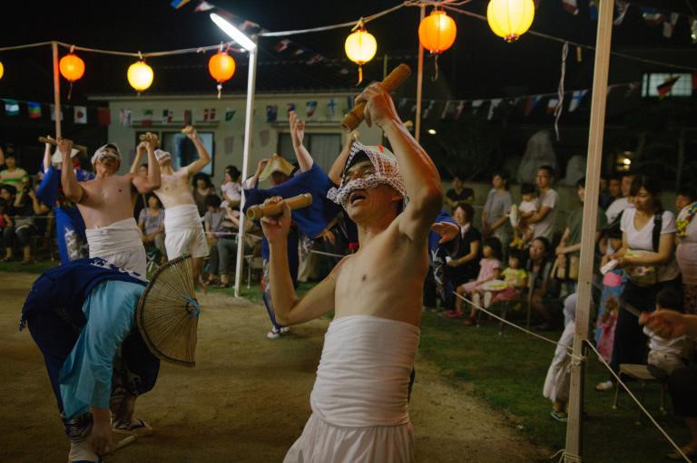 Bon Odori, một điệu nhảy dân gian của cộng đồng, là điểm nhấn của lễ hội. Điệu nhảy rất đơn giản, vì thế mọi người đều có thể tham gia vào đám đông nhảy múa mà không cần đến kỹ năng. Các vũ công trang điểm và khoác lên mình vẻ ngoài giống với các nhân vật dân gian nổi tiếng. Mọi người nhảy múa xung quanh một sân khấu, nơi nhạc sĩ và các tay trống taiko trình diễn.
