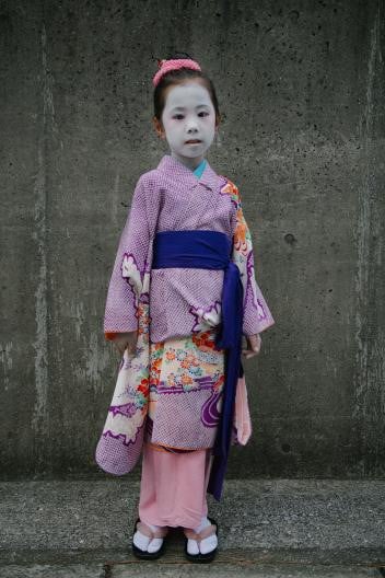 Những trẻ em được hóa trang thành “kitsune” - một chú cáo hay chú hươu trong vườn nhà hàng xóm. Từ này cũng là tên một nhân vật dân gian nổi tiếng có phép thuật và quyền năng của Nhật Bản. Người đánh cá say rượu, geisha hay Lady Shizuka - vũ công nổi tiếng thế kỷ 12 - cũng là những hình ảnh thường được bắt gặp tại lễ hội Obon.
