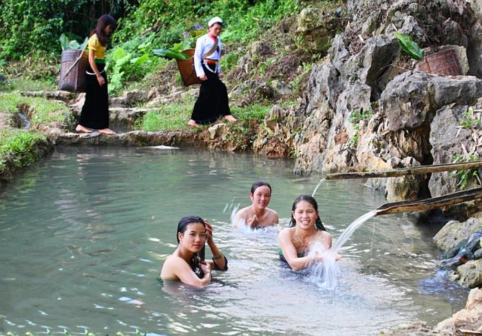 2. Suối nước nóng Chiềng Yên: Thuộc địa phận bản Phụ Mẫu I, xã Chiềng Yên, huyện Vân Hồ, ngay dưới chân núi Bò Ui là suối nước nóng Chiềng Yên - một điểm du lịch thú vị với du khách. Suối nước nóng ở đây có nhiệt độ trung bình từ 40-50 độ C vào mùa lạnh. Sau những hành trình mệt mỏi, du khách thả mình bên bờ suối lộ thiên ấm áp, thư giãn và ngắm nhìn thiên nhiên hùng vĩ núi rừng Tây Bắc. Ảnh: Điền Gia Dũng.