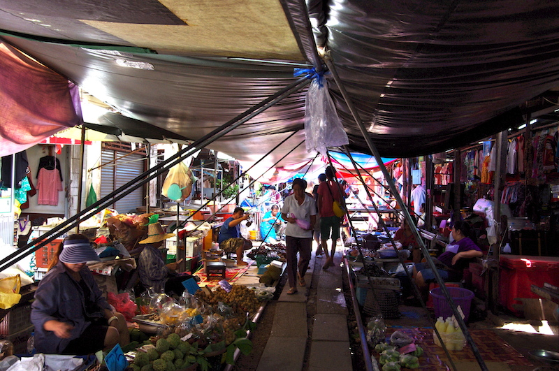 Nơi đây trông như một khu chợ thông thường khi không có tàu chạy qua.