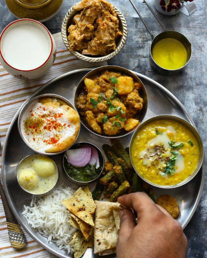 Các món ăn Ấn Độ hiếm khi có thịt lợn hay bò và đôi khi phải dùng tay để ăn. Ảnh: Pinterest.