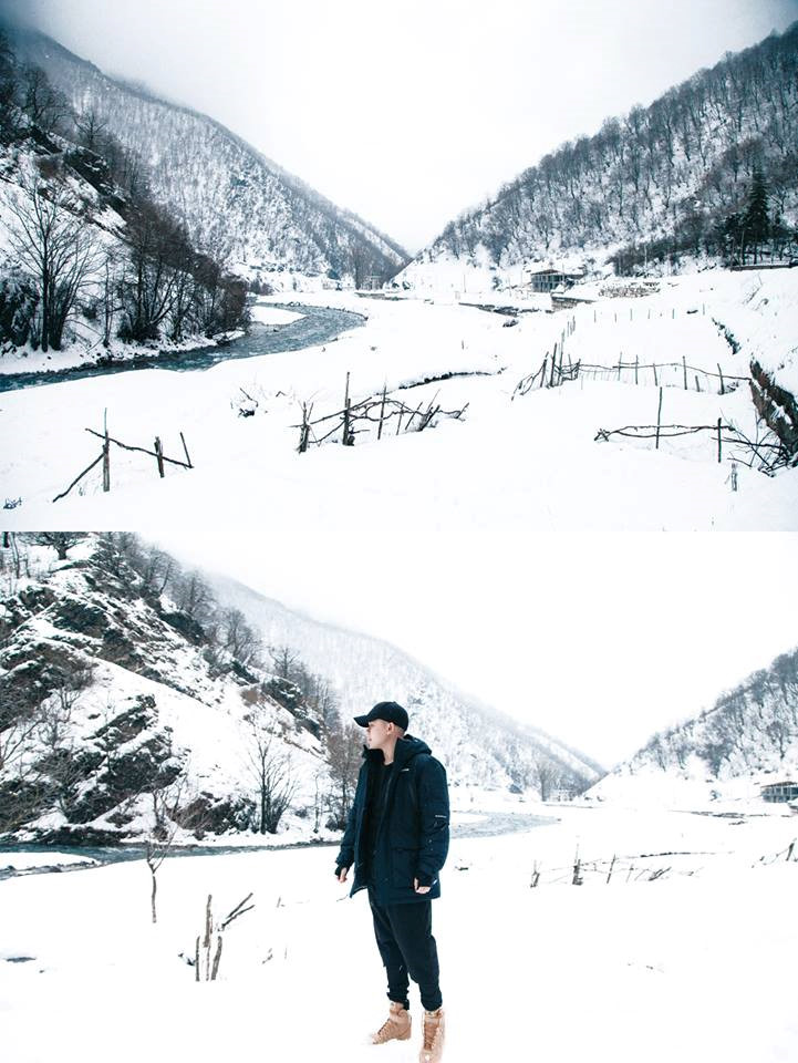 Thị trấn tuyết trên dãy Caucasus sẽ trắng xóa tuyết từ đầu tháng 12 đến cuối tháng 4. Gudauri có bầu trời không một vệt xanh rất hút mắt. Không chỉ là nơi để trải nghiệm tuyết rơi và trượt tuyết, nơi đây còn có những quán cà phê ngay chân núi để bạn nghỉ ngơi, thưởng thức đồ uống và ngắm núi tuyết hùng vĩ đẹp mê hồn với giá rẻ như nước bán trong siêu thị.