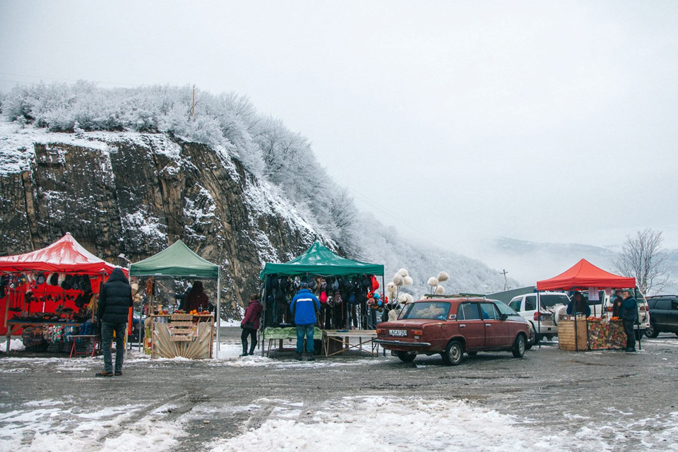 Từ thủ đô Tbilisi, bạn có thể dễ dàng tìm được xe buýt đến thẳng thị trấn tuyết Gudauri nổi tiếng đẹp như cổ tích.