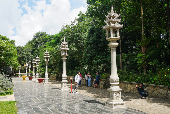 Khuôn viên chùa có diện tích lớn bậc nhất trong các ngôi chùa ở Sài Gòn và bao phủ nhiều cây xanh. Quanh sân chính là hàng thạch đăng tự rất đặc trưng của kiến trúc Phù Nam cổ xưa.