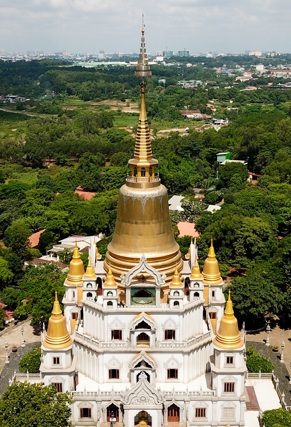 Điểm nhấn của ngôi chùa là Bảo tháp Gotama Cetiya xây từ năm 2007, hoàn thành sau 6 năm. Bảo tháp là nơi thờ xá lợi Phật và các Chư Thánh Tăng. Bảo tháp rộng trên 2.000 m2, cao 70 m, được xây dựng theo nét của văn hóa Phù Nam. Xung quanh là các tháp nhỏ, đều làm bằng đồng, có màu vàng óng.