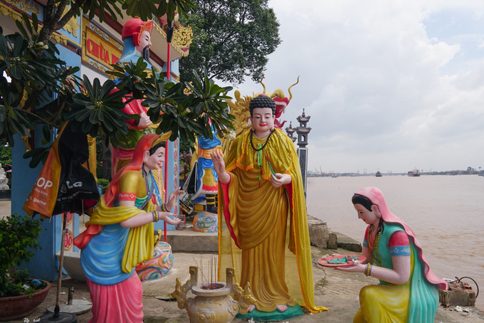 Điểm đặc biệt của ngôi chùa là có rất nhiều tượng với màu sắc sặc sỡ như thập bát la lán, các bồ tát, những nhân vật theo tín ngưỡng nhân gian, có cả tượng Tôn Ngộ Không, Đường Tăng...