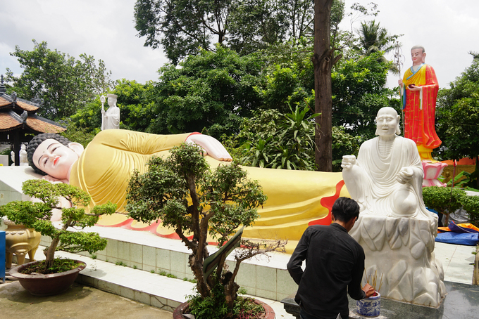 Nhìn từ phía cổng chùa vào, nổi bật là pho tượng Phật nằm dài khoảng 10 m.
