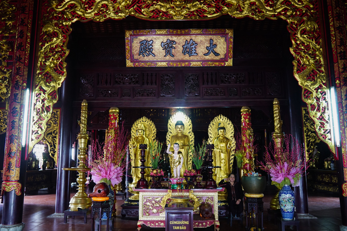 Kiến trúc gỗ của các cây cột, kèo, cánh cửa đến tượng Phật được các nghệ nhân nổi tiếng đến từ Huế chế tác tỉ mỉ.