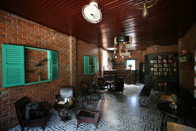 Quán cà phê nằm trong một ngõ nhỏ thanh vắng trên đường Lê Lợi ở TP Đông Hà, tỉnh Quảng Trị.