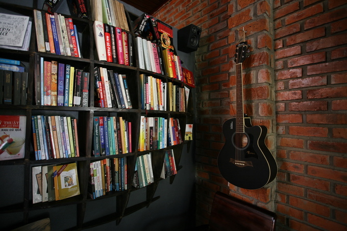 Cô giáo tiếng Anh cho biết, hiện có hơn 300 đầu sách trong quán. Trên tường còn có cây đàn guitar dành cho những khách yêu văn nghệ. Chị cũng đang chuẩn bị nâng số sách trong thư viện quán lên 500 và tương lai là 1.000.