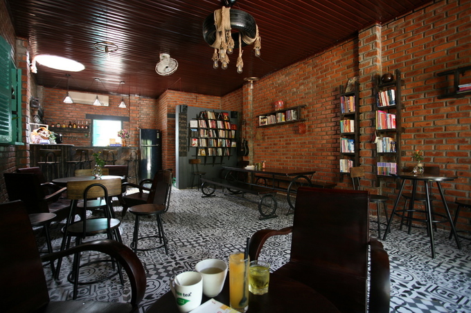 Những khi rảnh rỗi không phải dạy học hay làm việc nhà, chủ quán thường ngồi đọc sách và luôn cởi mở trò chuyện với khách. Giá đồ uống là 10.000-15.000 đồng một ly cà phê, 20.000 đồng một ly nước cam vắt.